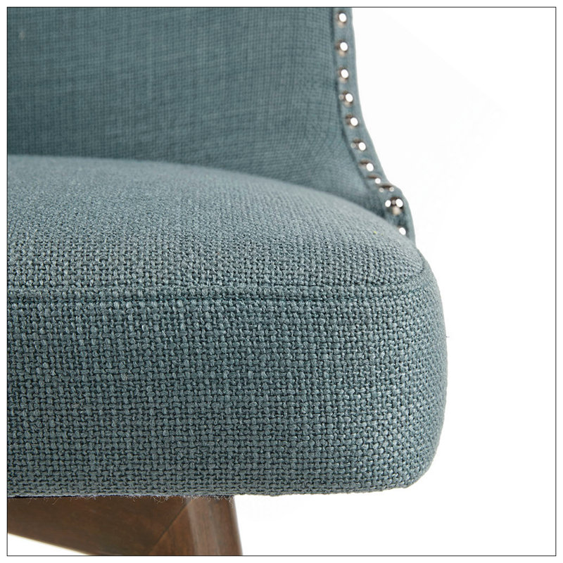 Élégant tabouret de comptoir rembourré bleu avec siège pivotant et dossier capitonné, parfait pour les salles à manger modernes.