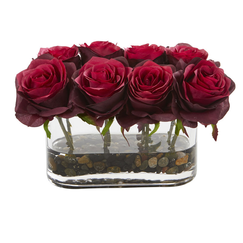 Roses artificielles en fleurs dans un vase, Bourgogne