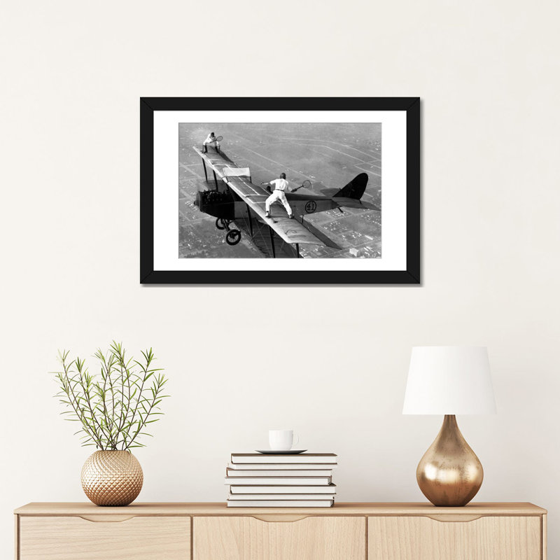 Jouant au tennis sur un biplan en 1925, reproduction de photo sur toile, H 24 po x l 32 po x P 1 po, Blanc