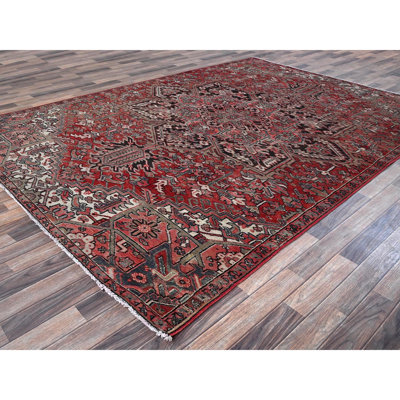 Tapis oriental rouge 7 pi 6 po x 10 pi 7 po Heriz persan rétro avec motif en médaillon fleuri, usé et vieilli, 100% laine, noué à la main, recadrée mince, bon état, côtés et extrémités sécurisés professionnellement, tapis oriental