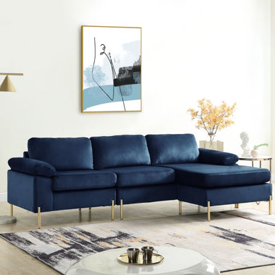 3 places en velours côtier bleu en forme de L avec un design de style Mid-Century, une structure en bois massif, des pieds en métal doré, des accoudoirs coussinés, des coussins rembourrés de mousse et des coins de salon