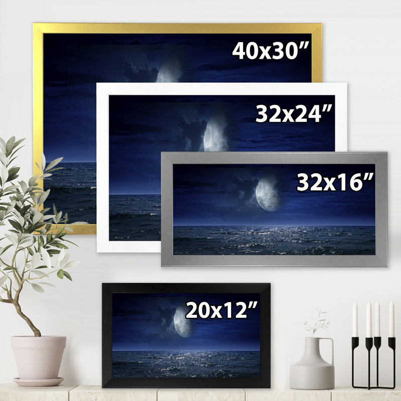 Pleine lune sur l'océan foncé la nuit - photographie sur toile, H 12 po x l 20 po x p 1 po, Cadre doré