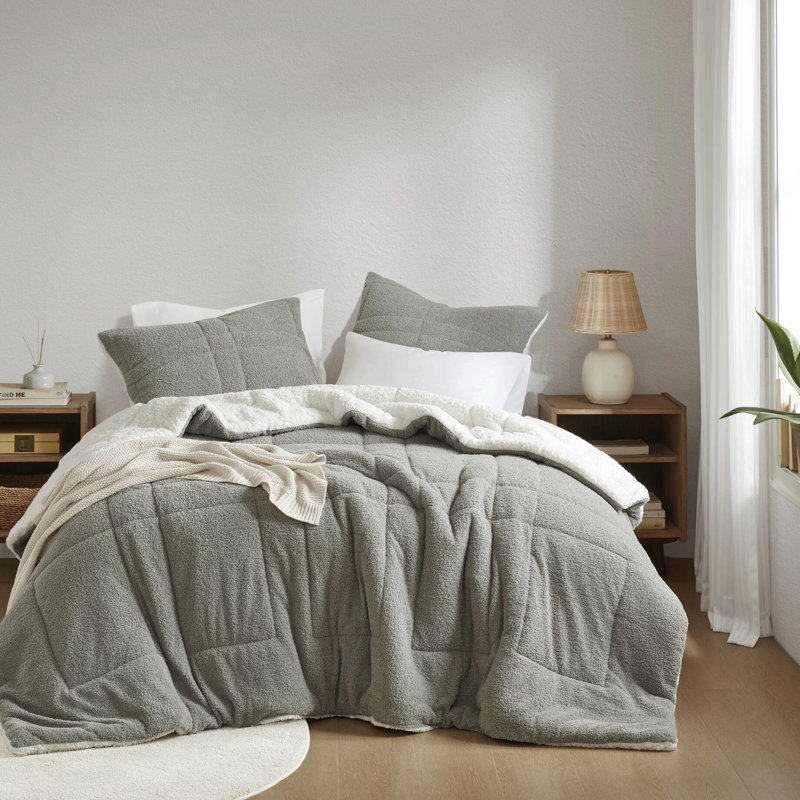 Très grand lit très tendance, simili gris et textiles, 100% extérieur à l'arrière, rembourrage