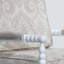 Fauteuil Spindle, finition blanche, tissu cachemire taupe