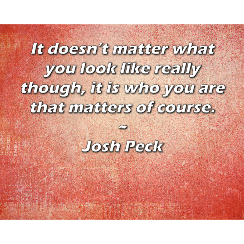 Toile tendue de la galerie ArtsyQuotes par Josh Peck: «Peu importe à quoi vous ressemblez vraiment, c'est bien sûr qui vous êtes.»