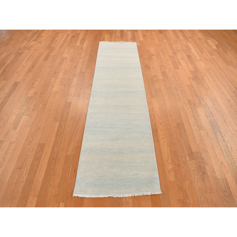 Tapis de couloir bleu nouvel âge en soie 2 pi 6 po x 9 pi 10 po Carleene