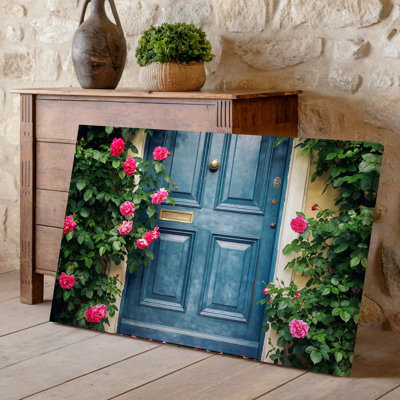 Toile, une charmante porte en bois peinte dans une teinte bleue patinée, ornée d'une abondance de roses vives et d'art mural sur toile luxuriante