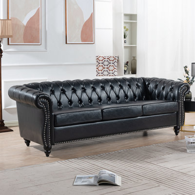 Canapé Chesterfield en polyuréthane à accoudoirs roulés.