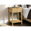 Table d'appoint décontractée à deux niveaux de 61 cm de hauteur, avec dessus en stratifié naturel et panneau, idéale comme table de chevet dans une chambre ou un salon. Étagère de rangement fermée.