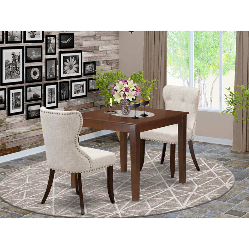 Cet ensemble de mobilier de salle à manger 3 pièces comprend une table carrée et 2 chaises revêtues de tissu de lin, acajou