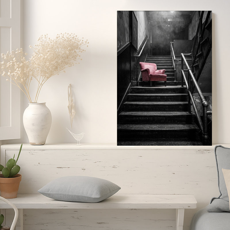 Art sur toile, fauteuil rose sur escalier industriel, H 48 po x l 36 po