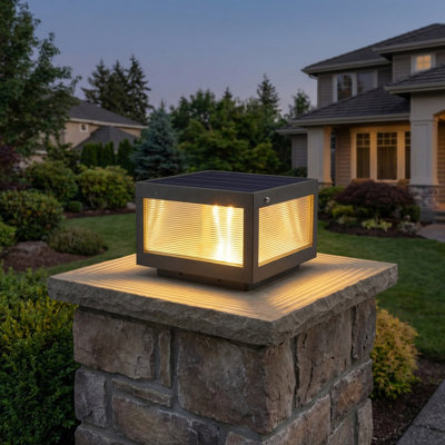 Lampadaire solaire noir pour l'extérieur avec DEL à intensité variable et capteur de crépuscule