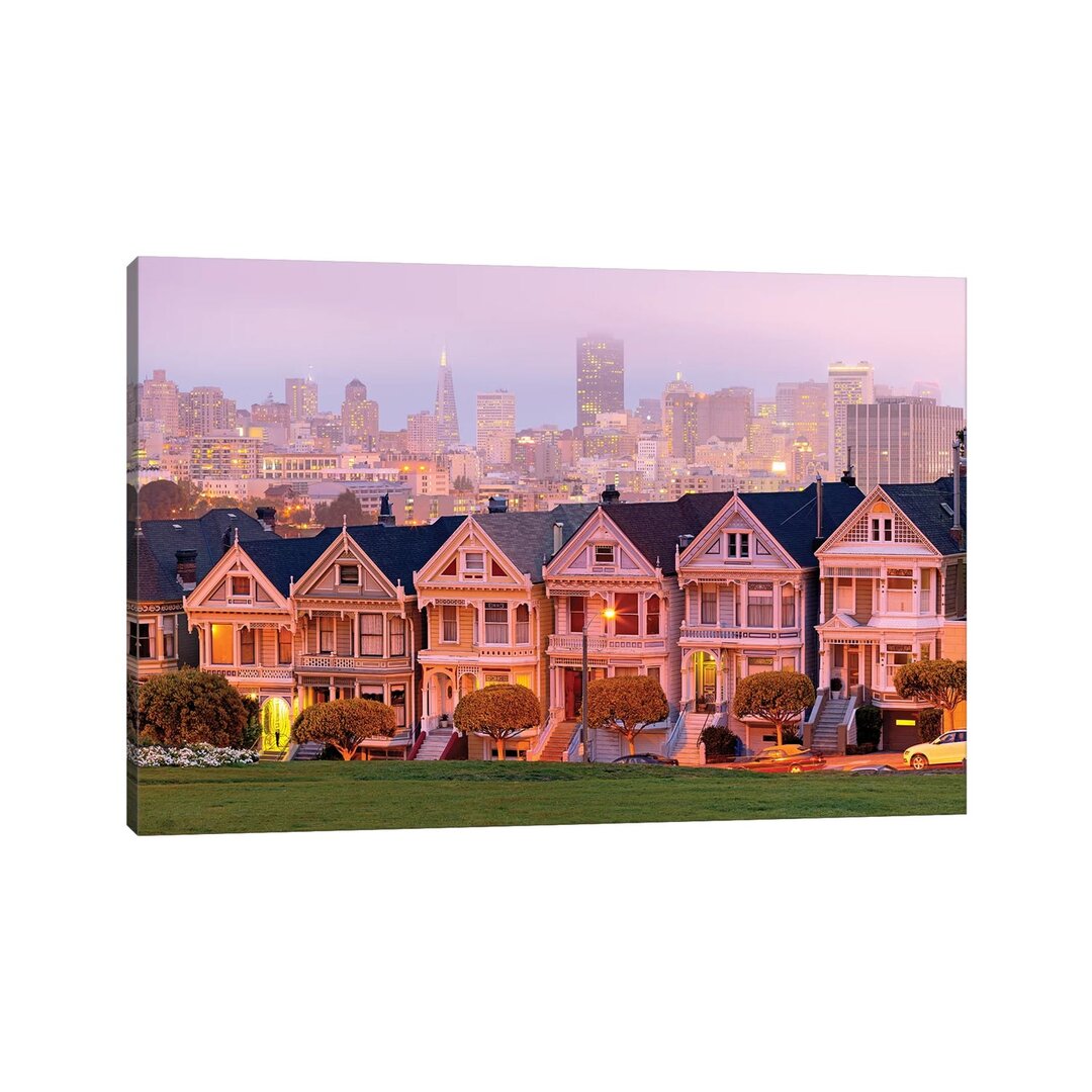 Painted Ladies, Transamerica Pyramid With Skyline I von Susanne Kremer - Galerie-verpackte Leinwand Giclée auf Leinwand