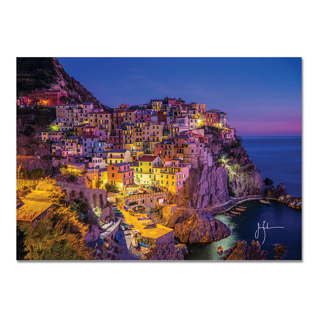 Fotodruck Land von Manarola in der Abenddämmerung von Jim Zuckerman