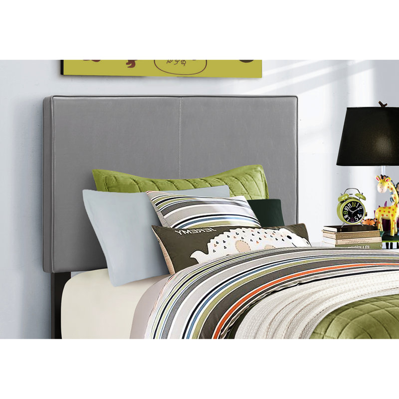 Lit simple rembourré en cuir gris pour une chambre à coucher relaxante