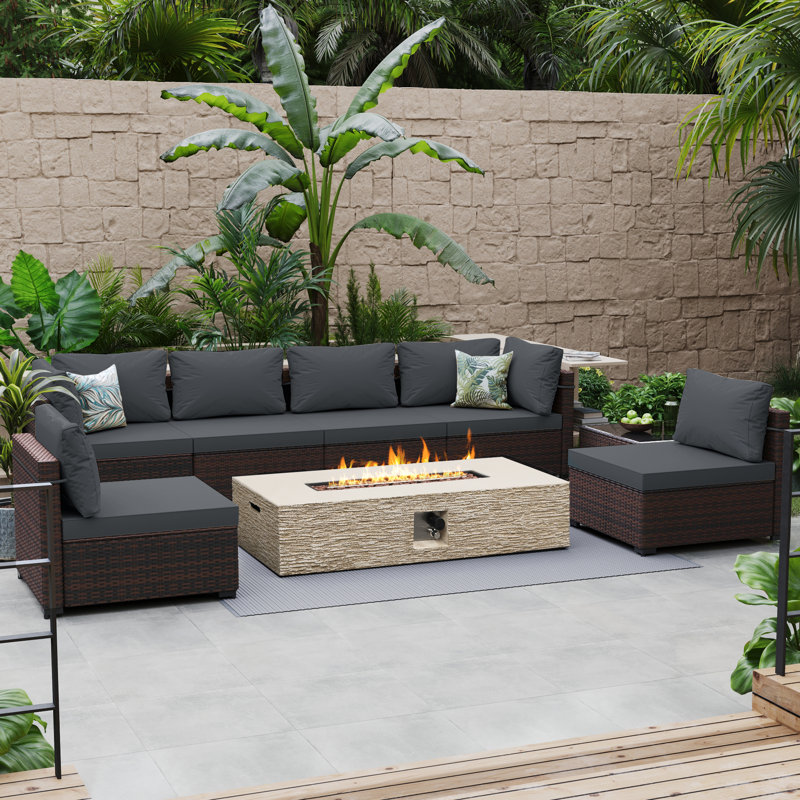 Ensemble de conversation de patio en rotin 8 pièces avec coussins et table de foyer extérieur de 56 pouces, Gris foncé