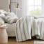 3 édredons avec rayures teintes sauge, envers en microfibre et tout confort. Élégance lavable à la machine pour lit double / grand rayé, texture froissée subtile, rembourrage léger, microfibre lisse. Chambre côtière
