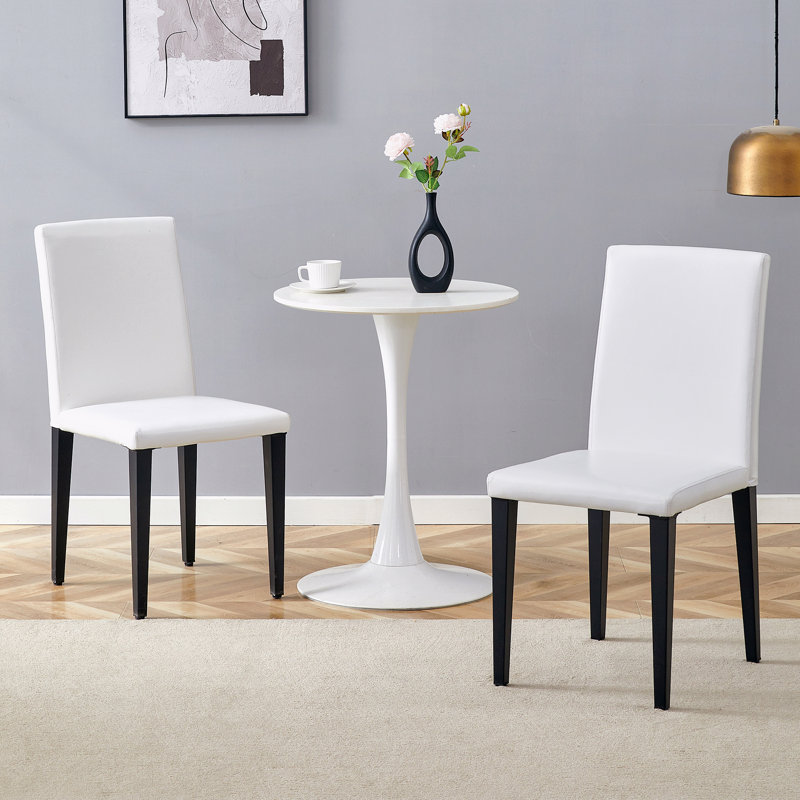 Deux chaises de salle à manger en polyuréthane, simples et polyvalentes, confortables et accompagnées. La chaise de salle à manger exquise et multifonctionnelle a ouvert une nouvelle expérience confortable