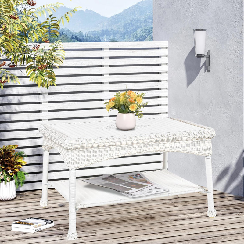 Table basse blanche en osier