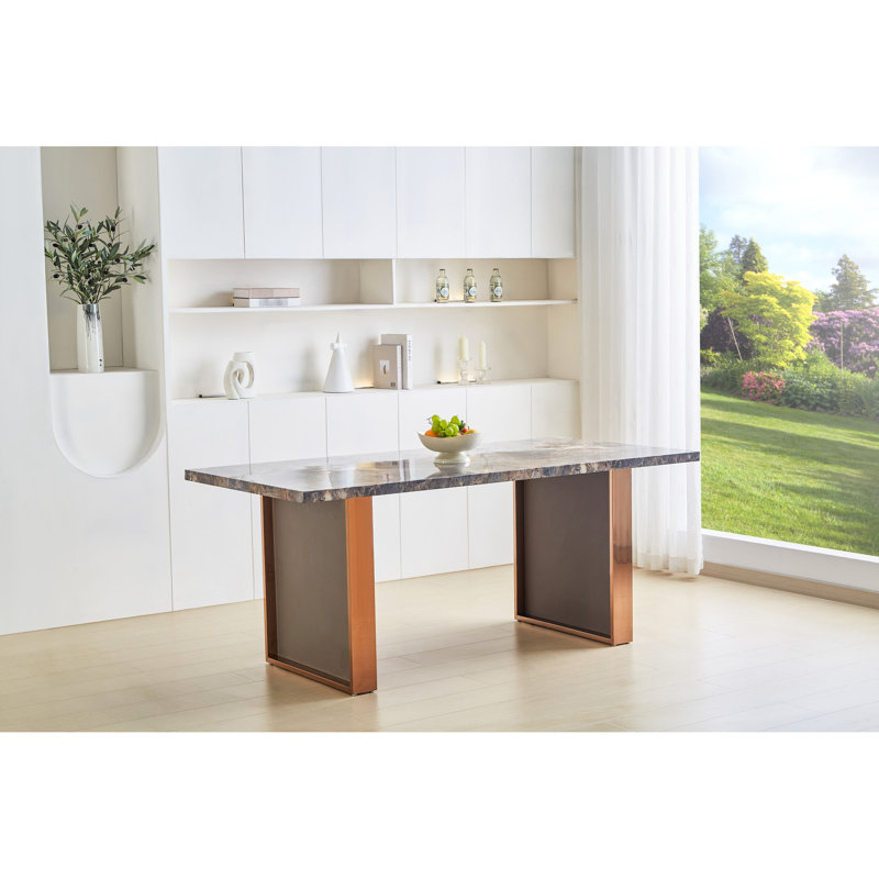 Table de salle à manger rectangulaire en faux marbre pour 6 ou 8 personnes, L 70,8 po x l 35,4 po x H 29,8 po, de luxe moderne avec plateau effet pierre et pieds en acier inoxydable, facile à nettoyer, table brune, dessus des pieds, sièges