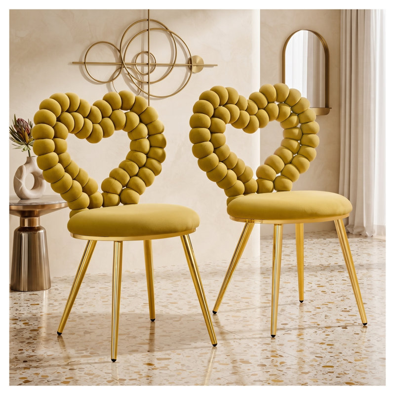 Ensemble de 2 fauteuils d'appoint capitonnés en forme de cœur, velours jaune et structure en métal doré