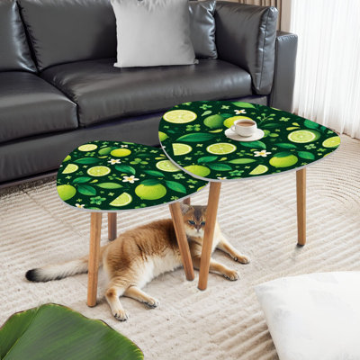 Ensemble de 2 tables basses gigognes triangulaires, de style minimaliste moderne, avec des feuilles vert lime et des fleurs blanches. Tables d'appoint empilables et peu encombrantes, idéales pour les familles et les locataires, pour le salon, la chambre ou la décoration intérieure.