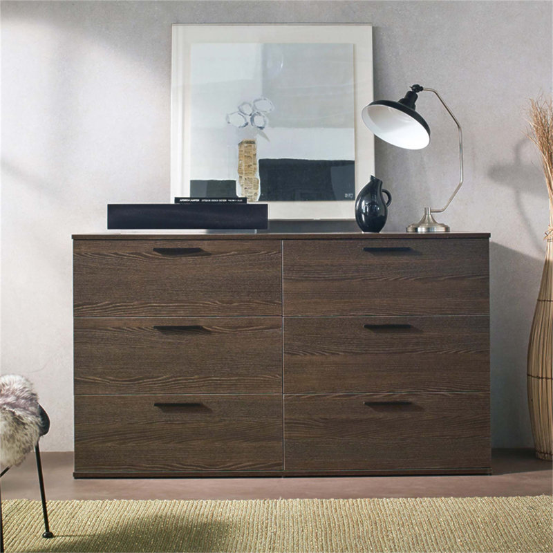 La commode à six tiroirs Morgan Farmhouse avec rangement extra profond et design durable est parfaite pour les intérieurs modernes et rustiques.
