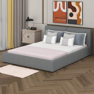 Grand lit plateforme tapissier avec structure solide