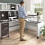 Bureau assis-debout en L de 72 po Paelynn, huche, hauteur réglable, rangement, bois moderne, gris orage et blanc-725684505
