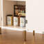 Buffet cannelé avec 3 portes, armoire d'appoint moderne avec tablettes réglables, rangement de cuisine avec poignées dorées, bar à café pour la cuisine, salle à manger-469532743