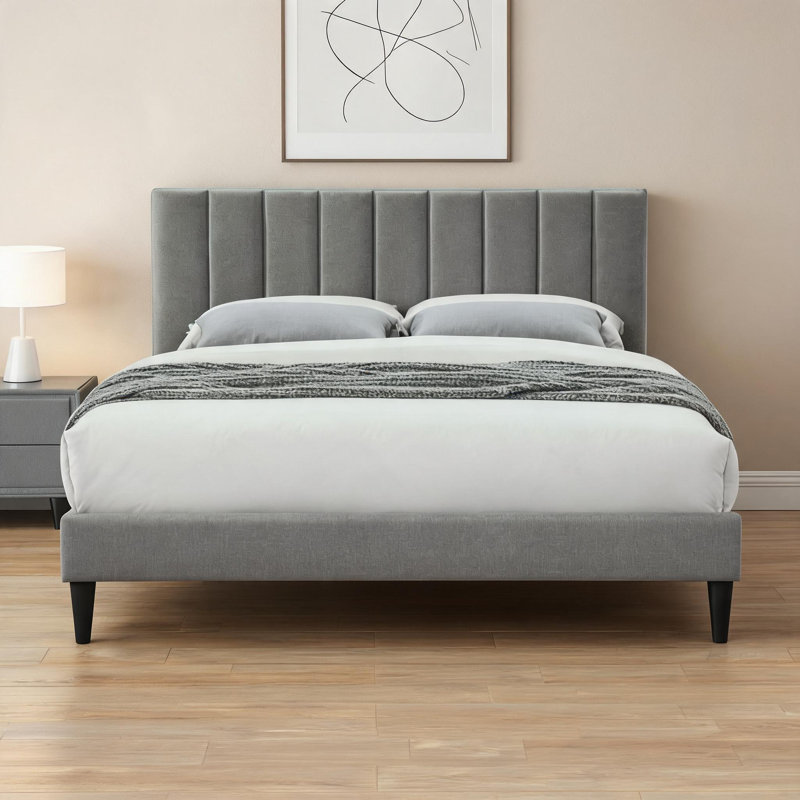 Chambre à coucher avec grand lit plateforme tapissier et tête de lit à conception grise avec charge USB pratique