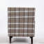 Fauteuil vintage avec garniture cloutée et tissu en lin