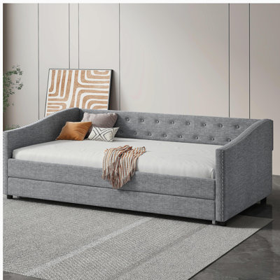 Lit de jour avec couchette rembourrée et capitonnée, avec bouton sur le dos et clou en cuivre sur les accoudoirs ondulés - Gris clair
