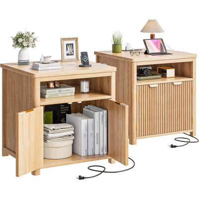 Ensemble de 2 tables de chevet cannelées avec station de charge et tables de bout style campagne moderne avec tiroirs de rangement pour la chambre à coucher - Chêne naturel