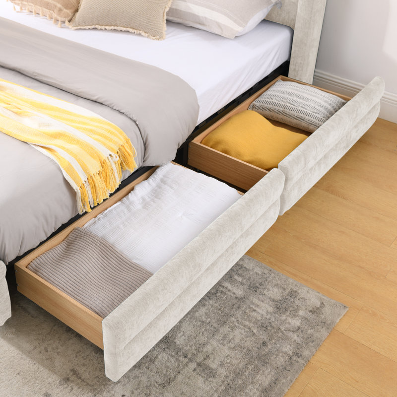 Très grand lit de rangement tapissier, chenille douce, maison moderne