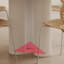 Petite table et chaises de style crème-110988482