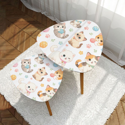 Ensemble de 2 tables basses gigognes modernes et minimalistes mignonnes à jouer avec des boules de laine blanches Triangle