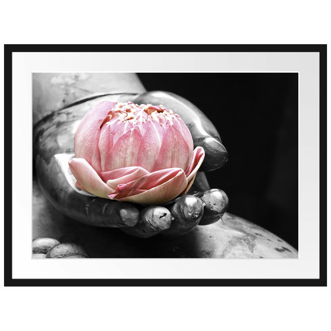 Gerahmtes Poster Lotus in einer Hand eines Buddhas