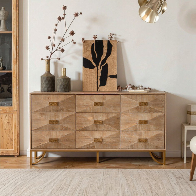 Buffet en bois clair avec façades à relief géométrique et pieds en métal doré - rangement 59,44 po pour la salle à manger et le salon