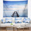 La jetée de paysage marin reste dans la tapisserie du lac bleu-28505000