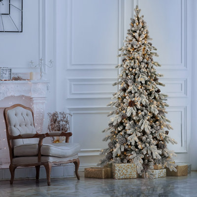 Arbre de Noël floqué en PE / PVC avec 1000 lumières DEL blanc chaud, 1634 pointes, 44 pommes de pin naturelles, effet enneigé, branches articulées, base en métal