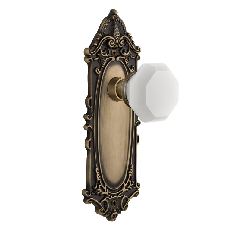 Assiette victorienne avec bouton de lait blanc Waldorf, Laiton antique, 2-3/8 po