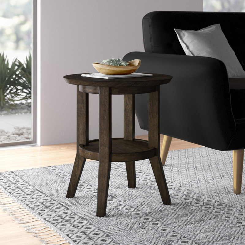 Table de bout ronde Arees avec pieds fuselés et une tablette