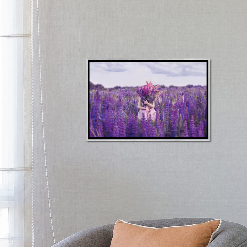 "Lupin Field" par Hobopeeba-impression, H 18 po x l 26 po x P 1,5 po, Pas de tapis, Toile avec cadre argenté