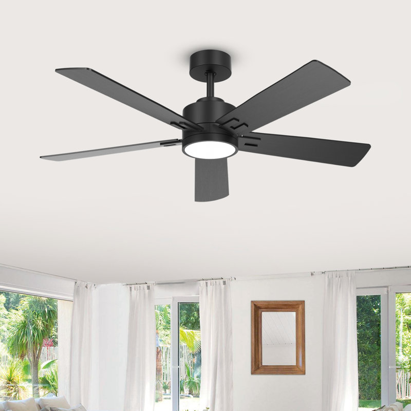 Ventilateur de plafond intelligent à 5 pales avec éclairage intégré, conception intérieure moderne pour le salon, la chambre à coucher et la salle à manger