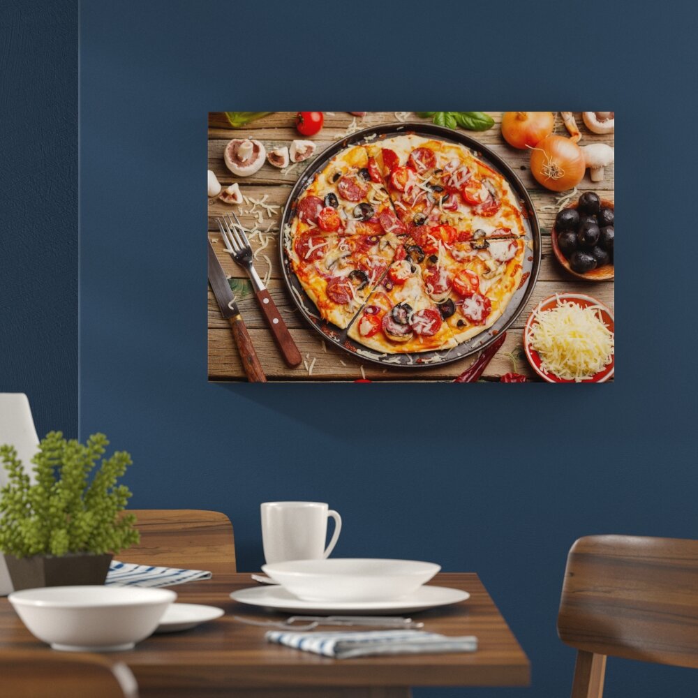 Leinwandbild „Leckere Pizza auf Holztisch B", Fotodruck