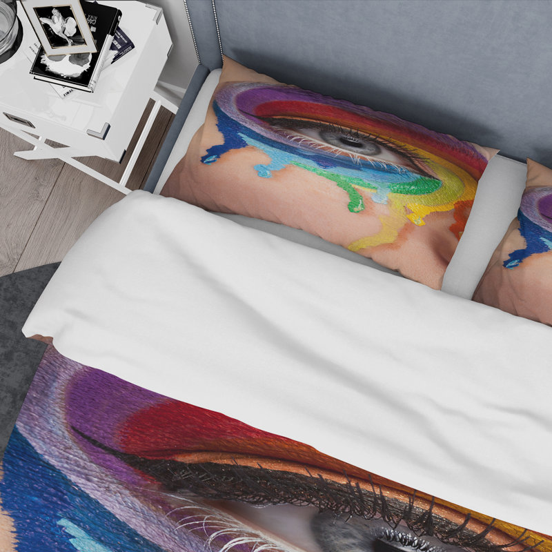 «Close Up Eye With Cry Colors In A Wheel Around» - Ensemble de housse de couette moderne - Polyester en microfibre