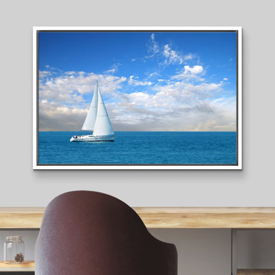 «Beautiful Seascape White Sail Boat On The Clear Blue Sea Sky» sur