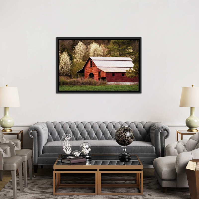 Skylight Red Barn par Andy Amos - reproduction de photo, H 40 po x l 60 po x 1,5 po, Toile avec cadre noir patiné