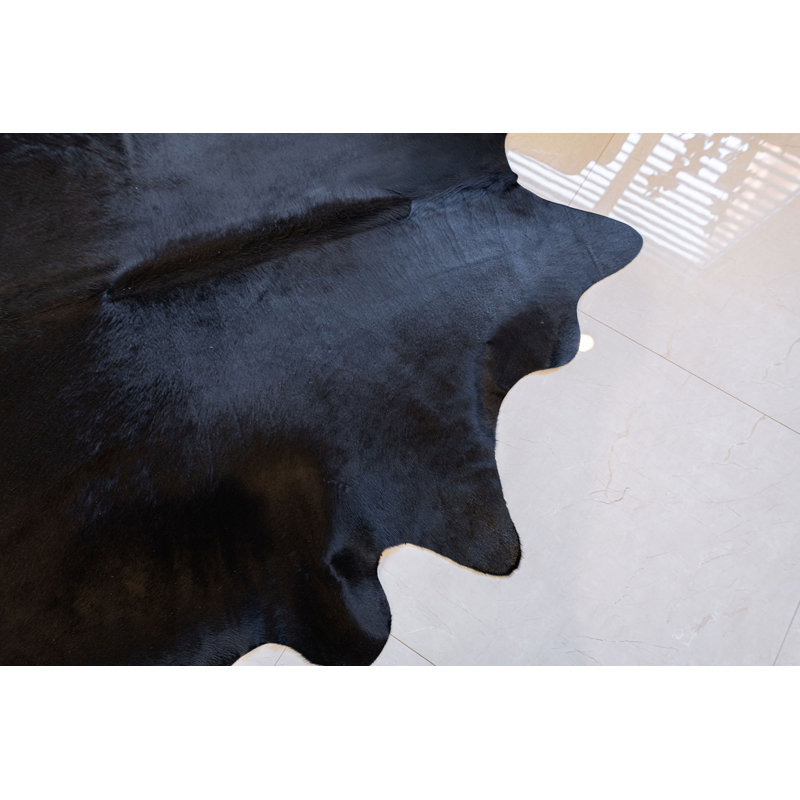Tapis noir en peau de vache fabriqué à la main